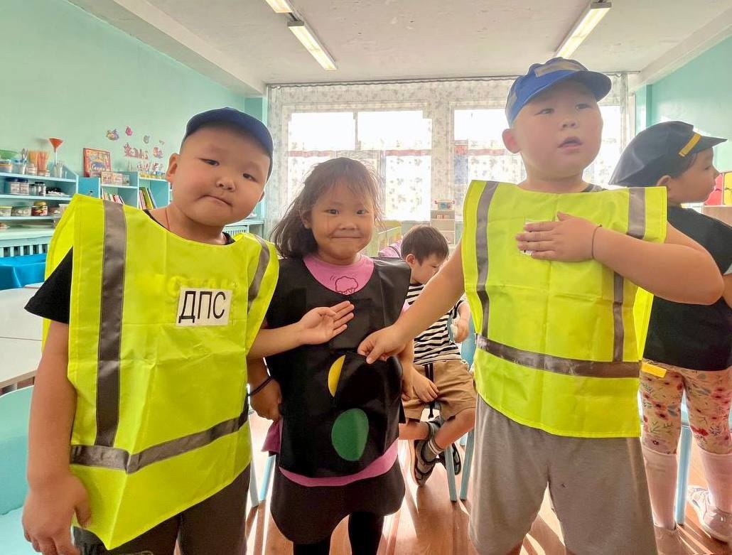 Госавтоинспекторы Кызыла устроили интерактивный урок дорожной грамотности Госавтоинспекторы Кызыла устроили интерактивный урок дорожной грамотности