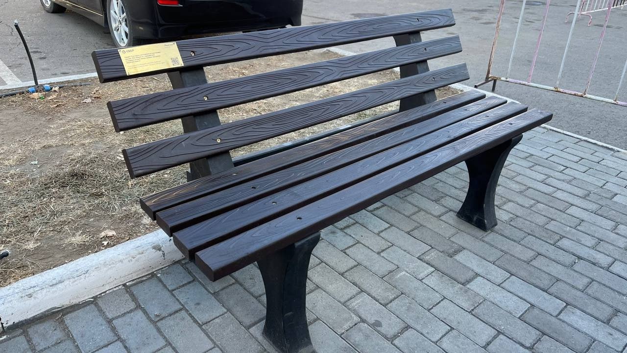 Малый вклад, большой эффект: крышечки превратились в прочные скамейки в Молодёжном сквере и у Дворца молодёжи Малый вклад, большой эффект: крышечки превратились в прочные скамейки в Молодёжном сквере и у Дворца молодёжи