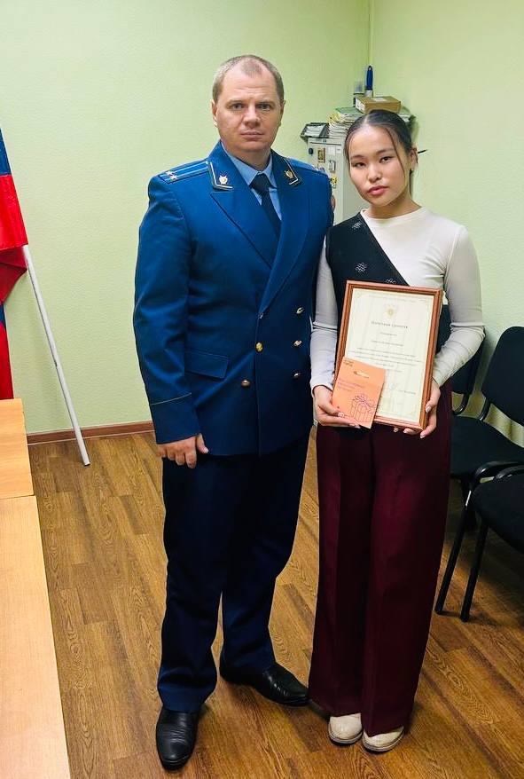 В прокуратуре республики подведены итоги творческого конкурса «Моя Родина - Россия! Моя Родина - Тыва!» В прокуратуре республики подведены итоги творческого конкурса «Моя Родина - Россия! Моя Родина - Тыва!»