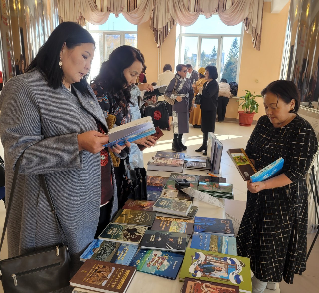 Бо шакта Улусчу чогаадылга бажынында амгы еде редилге черлеринде тыва дылды редип турарыны чамдык дуржулгаларыны таныштырылгазы, Ю. Кюнзегеш аттыг Тываны ном ндрер черини номнарыны ярмарка-делгелгези, Тываны гуманитарлыг... Бо шакта Улусчу чогаадылга бажынында амгы еде редилге черлеринде тыва дылды редип турарыны чамдык дуржулгаларыны таныштырылгазы, Ю. Кюнзегеш аттыг Тываны ном ндрер черини номнарыны ярмарка-делгелгези, Тываны гуманитарлыг...