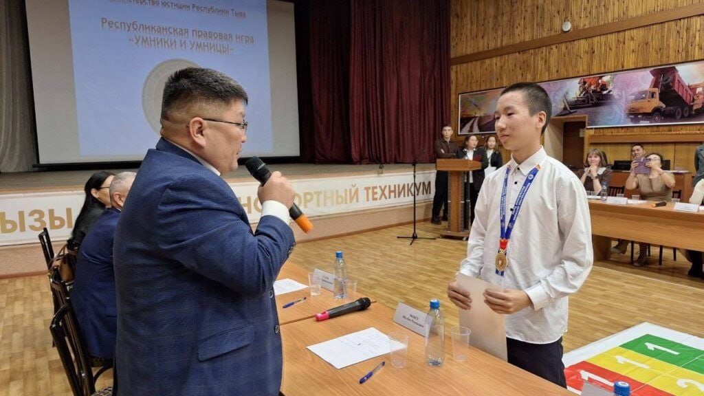 Для школьников Тувы провели правовую игру «Умники и умницы» Для школьников Тувы провели правовую игру «Умники и умницы»