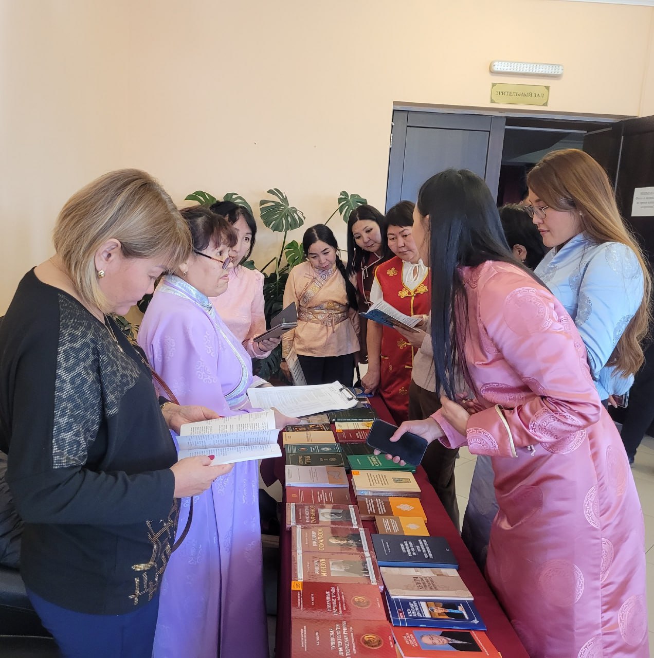 Бо шакта Улусчу чогаадылга бажынында амгы еде редилге черлеринде тыва дылды редип турарыны чамдык дуржулгаларыны таныштырылгазы, Ю. Кюнзегеш аттыг Тываны ном ндрер черини номнарыны ярмарка-делгелгези, Тываны гуманитарлыг... Бо шакта Улусчу чогаадылга бажынында амгы еде редилге черлеринде тыва дылды редип турарыны чамдык дуржулгаларыны таныштырылгазы, Ю. Кюнзегеш аттыг Тываны ном ндрер черини номнарыны ярмарка-делгелгези, Тываны гуманитарлыг...