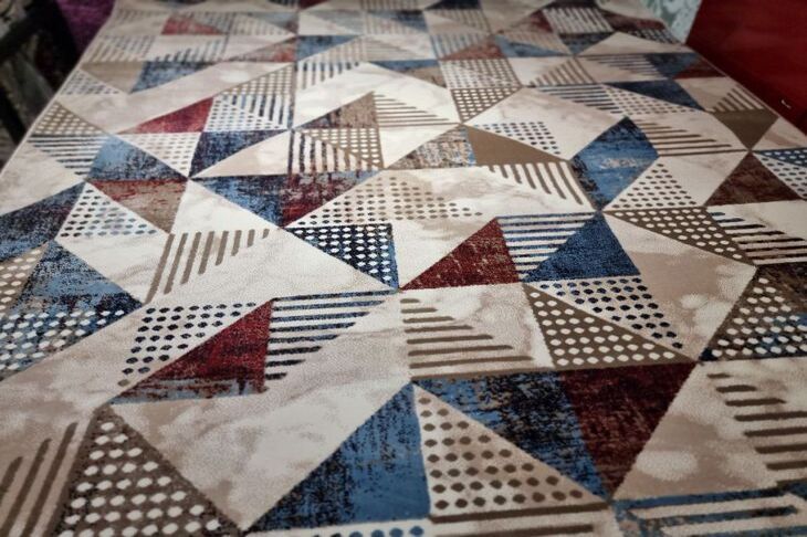 Как быстро найти потерянную серьгу на ковре: лайфхак с чулком, который создает статическое электричество