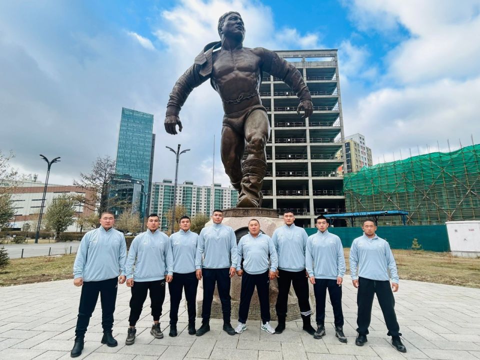 Молодые борцы из Тувы участвуют в национальном турнире по борьбе Монголии