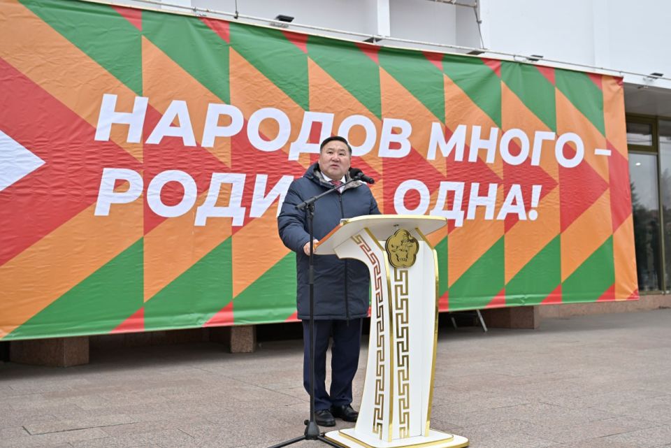 Кызылчане и гости столицы Тувы отметили День народного единства народными гуляньями на площади Арата Кызылчане и гости столицы Тувы отметили День народного единства народными гуляньями на площади Арата