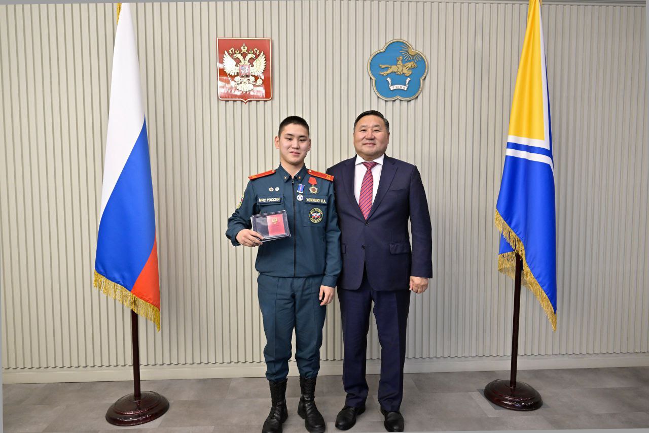 Юного героя Менги Хомушку наградили медалью Совета Федерации «За проявленное мужество» Юного героя Менги Хомушку наградили медалью Совета Федерации «За проявленное мужество»