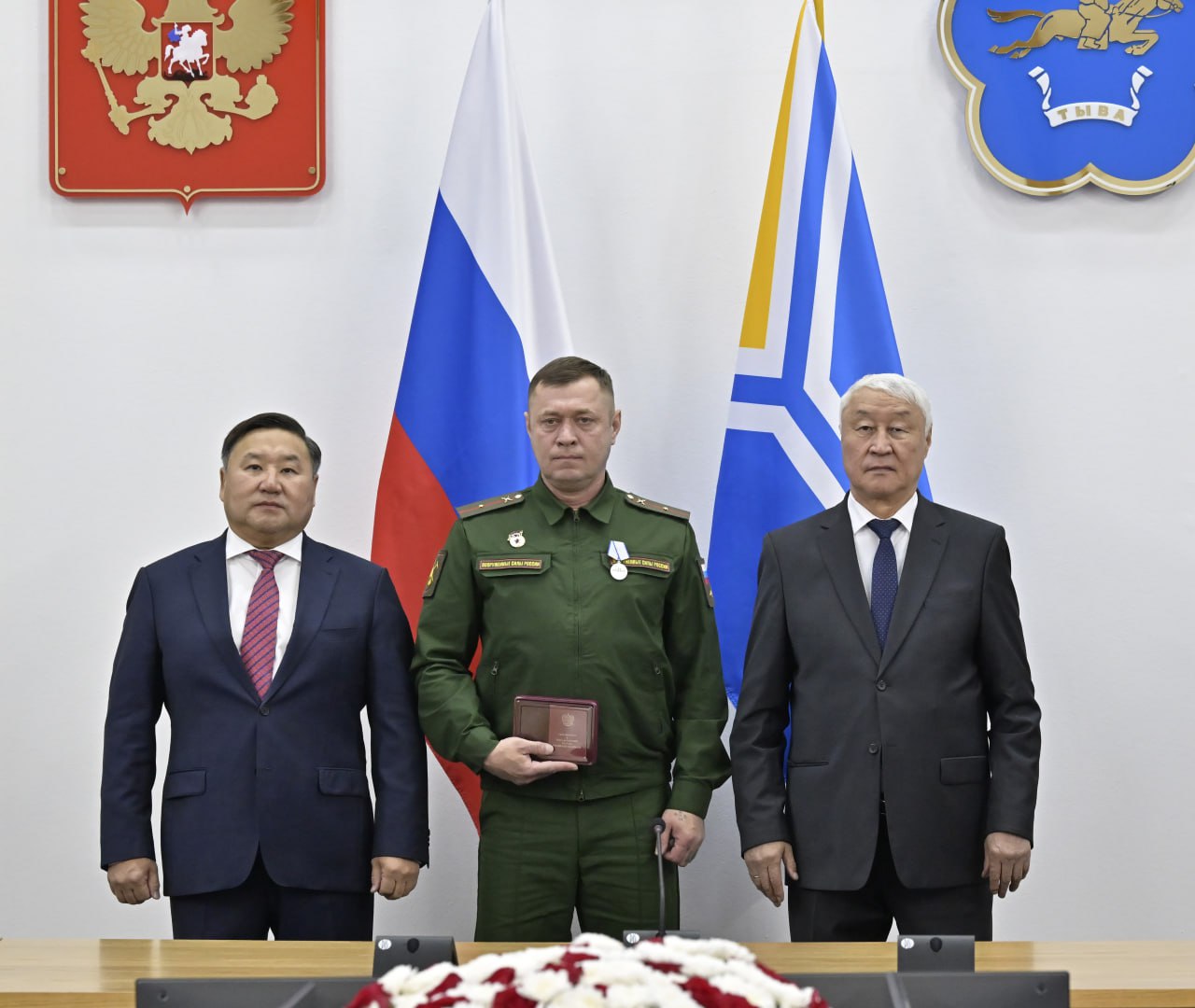 В День народного единства 4 ноября в Правительстве Тувы состоялась торжественная церемония вручения государственных наград В День народного единства 4 ноября в Правительстве Тувы состоялась торжественная церемония вручения государственных наград