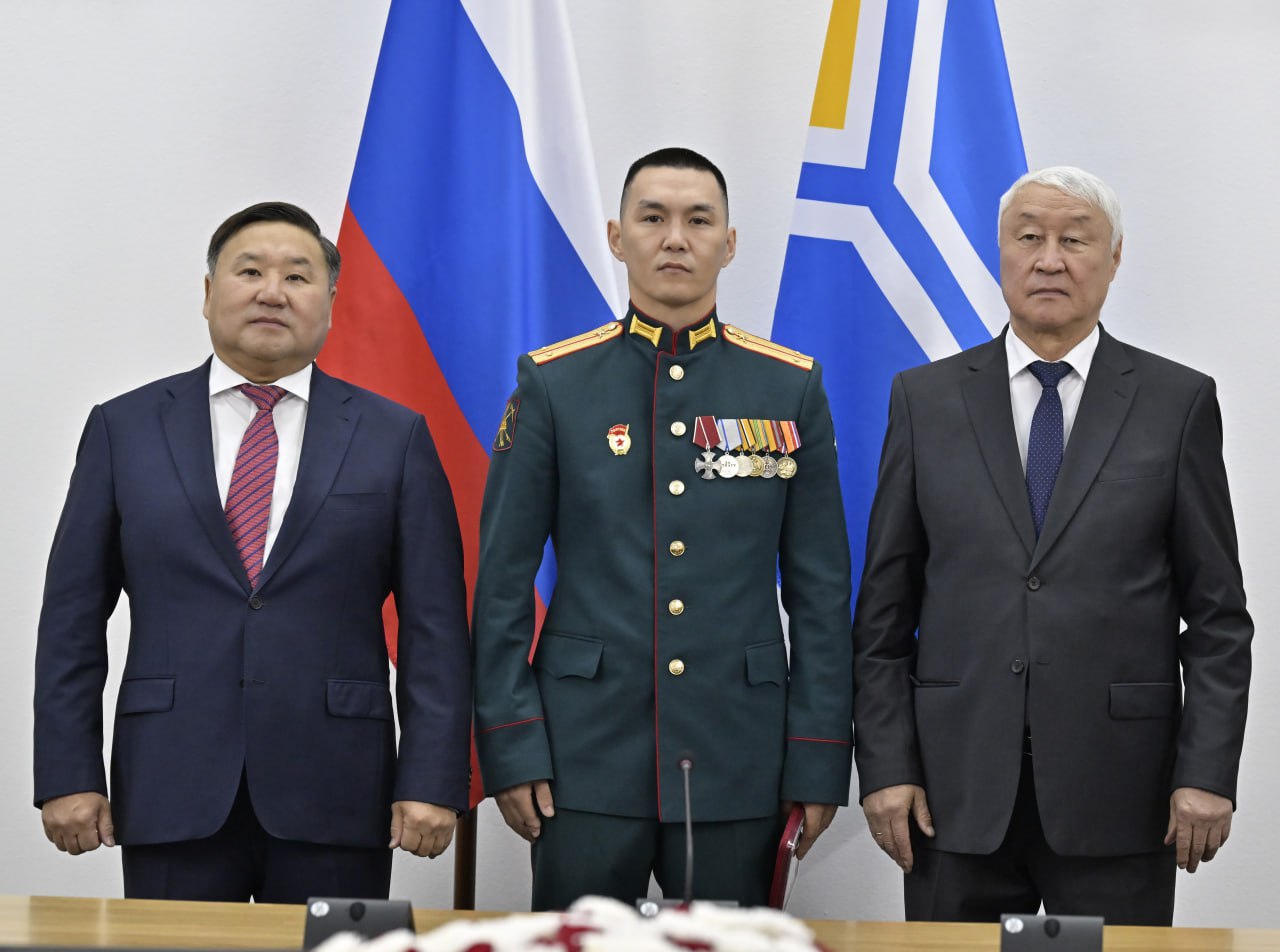 В День народного единства 4 ноября в Правительстве Тувы состоялась торжественная церемония вручения государственных наград В День народного единства 4 ноября в Правительстве Тувы состоялась торжественная церемония вручения государственных наград