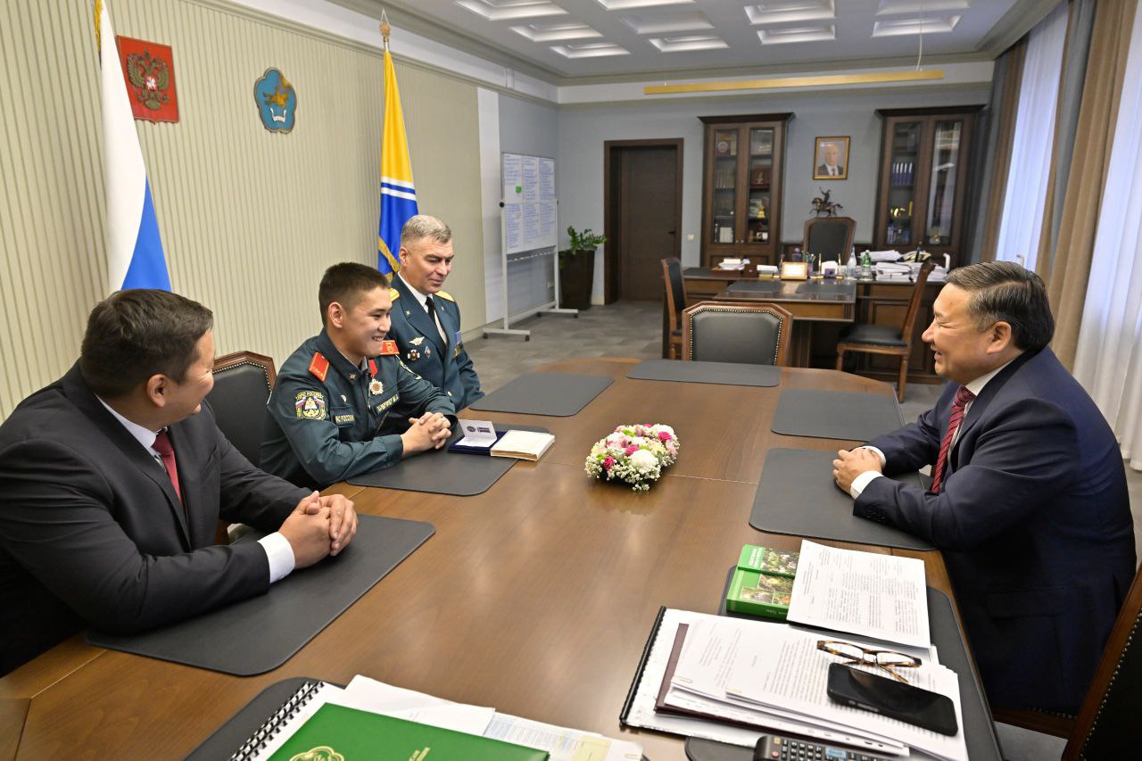 Юного героя Менги Хомушку наградили медалью Совета Федерации «За проявленное мужество» Юного героя Менги Хомушку наградили медалью Совета Федерации «За проявленное мужество»