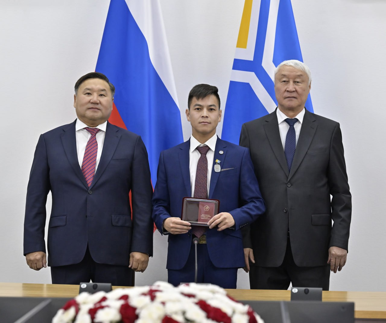 В День народного единства 4 ноября в Правительстве Тувы состоялась торжественная церемония вручения государственных наград В День народного единства 4 ноября в Правительстве Тувы состоялась торжественная церемония вручения государственных наград