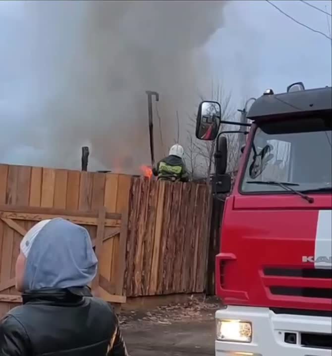 В городе Кызыле, в правобережном дачном обществе по 2-й Рядной улице, сотрудники Главного управления МЧС России по Республике Тыва тушат пожар