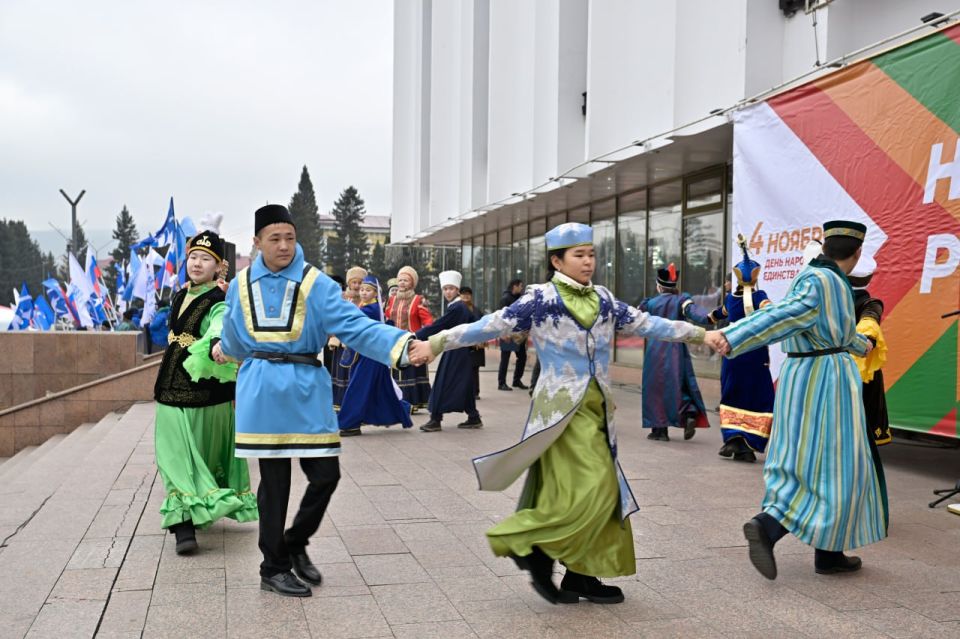Кызылчане и гости столицы Тувы отметили День народного единства народными гуляньями на площади Арата Кызылчане и гости столицы Тувы отметили День народного единства народными гуляньями на площади Арата
