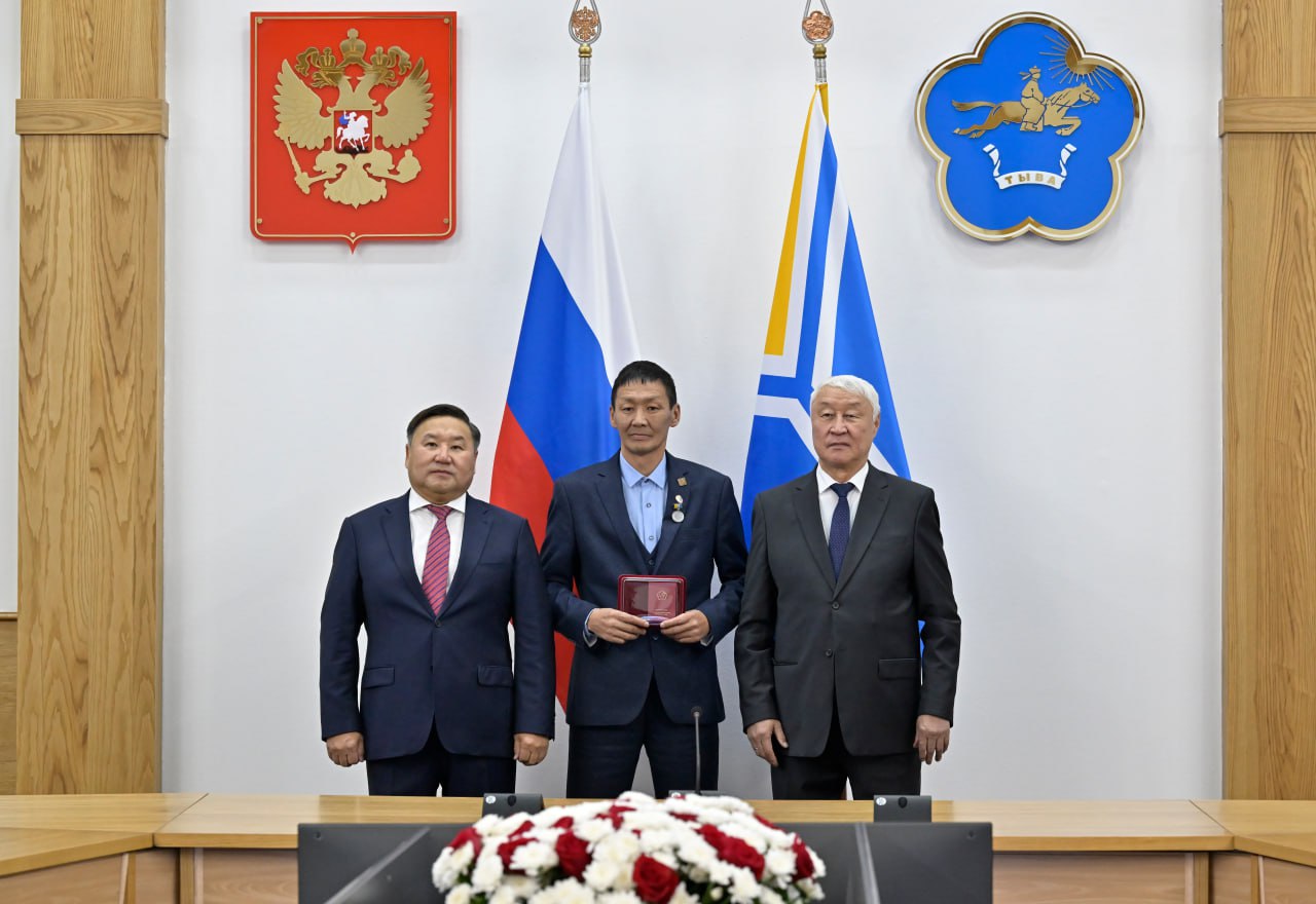 В День народного единства 4 ноября в Правительстве Тувы состоялась торжественная церемония вручения государственных наград В День народного единства 4 ноября в Правительстве Тувы состоялась торжественная церемония вручения государственных наград