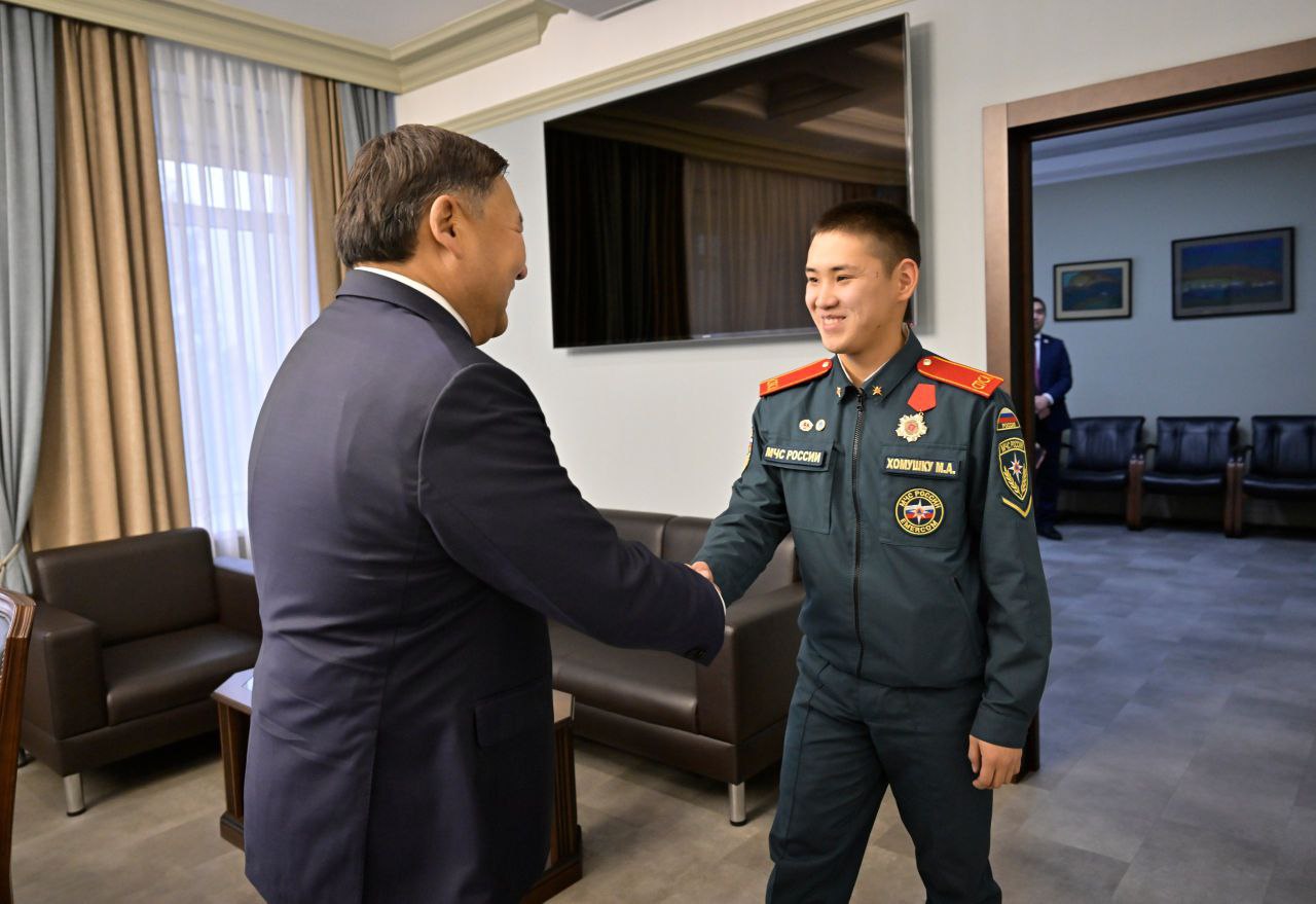 Юного героя Менги Хомушку наградили медалью Совета Федерации «За проявленное мужество»