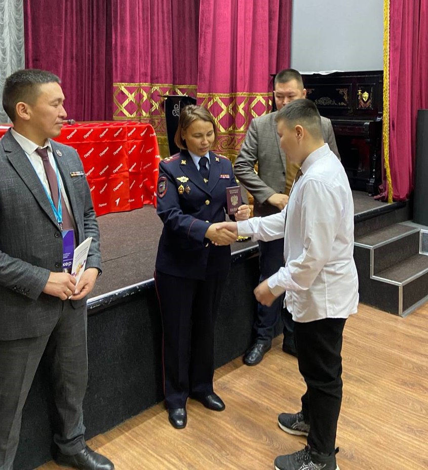 В честь Дня народного единства состоялась церемония вручения первых паспортов юным гражданам Российской Федерации, достигшим 14-летнего возраста В честь Дня народного единства состоялась церемония вручения первых паспортов юным гражданам Российской Федерации, достигшим 14-летнего возраста