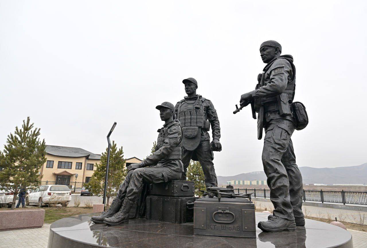 Глава Тувы проверил готовность памятников братьям Шумовым и участникам СВО Глава Тувы проверил готовность памятников братьям Шумовым и участникам СВО