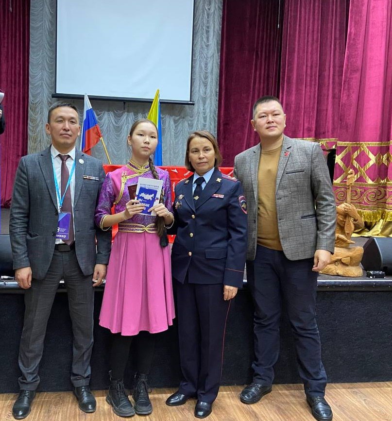 В честь Дня народного единства состоялась церемония вручения первых паспортов юным гражданам Российской Федерации, достигшим 14-летнего возраста В честь Дня народного единства состоялась церемония вручения первых паспортов юным гражданам Российской Федерации, достигшим 14-летнего возраста