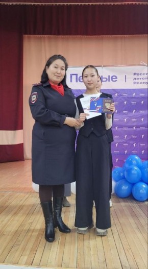 В Монгун-Тайгинском районе в День народного единства ученики школ села Мугур-Аксы получили первые паспорта