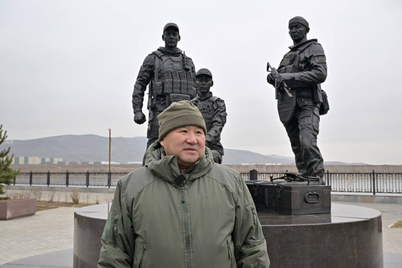 Глава Тувы проверил готовность памятников братьям Шумовым и участникам СВО Глава Тувы проверил готовность памятников братьям Шумовым и участникам СВО