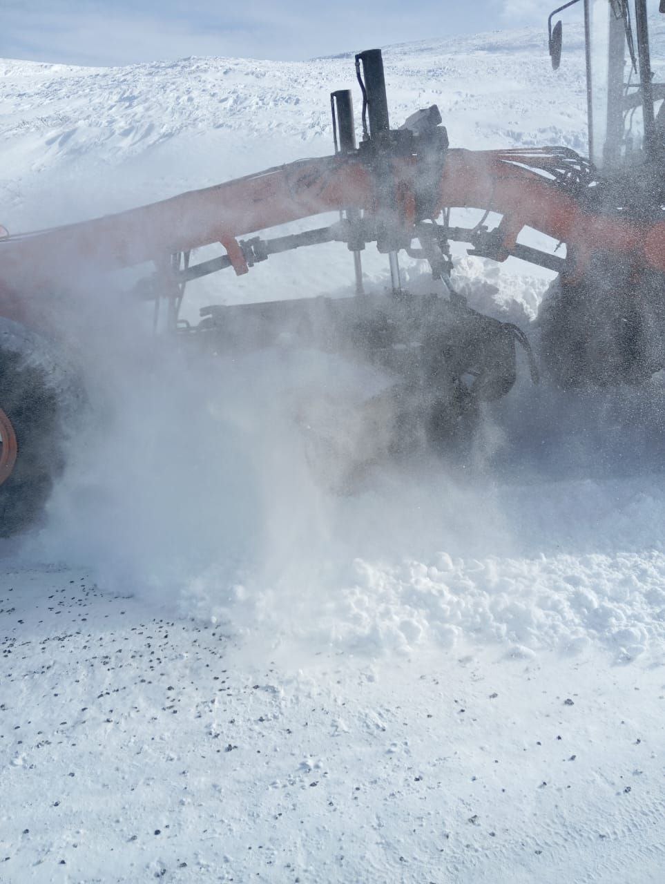 Службы дорожного хозяйства республики внимательно следят за состоянием дорог, оперативно проводят очистку покрытия и обработку его противогололедными составами при необходимости