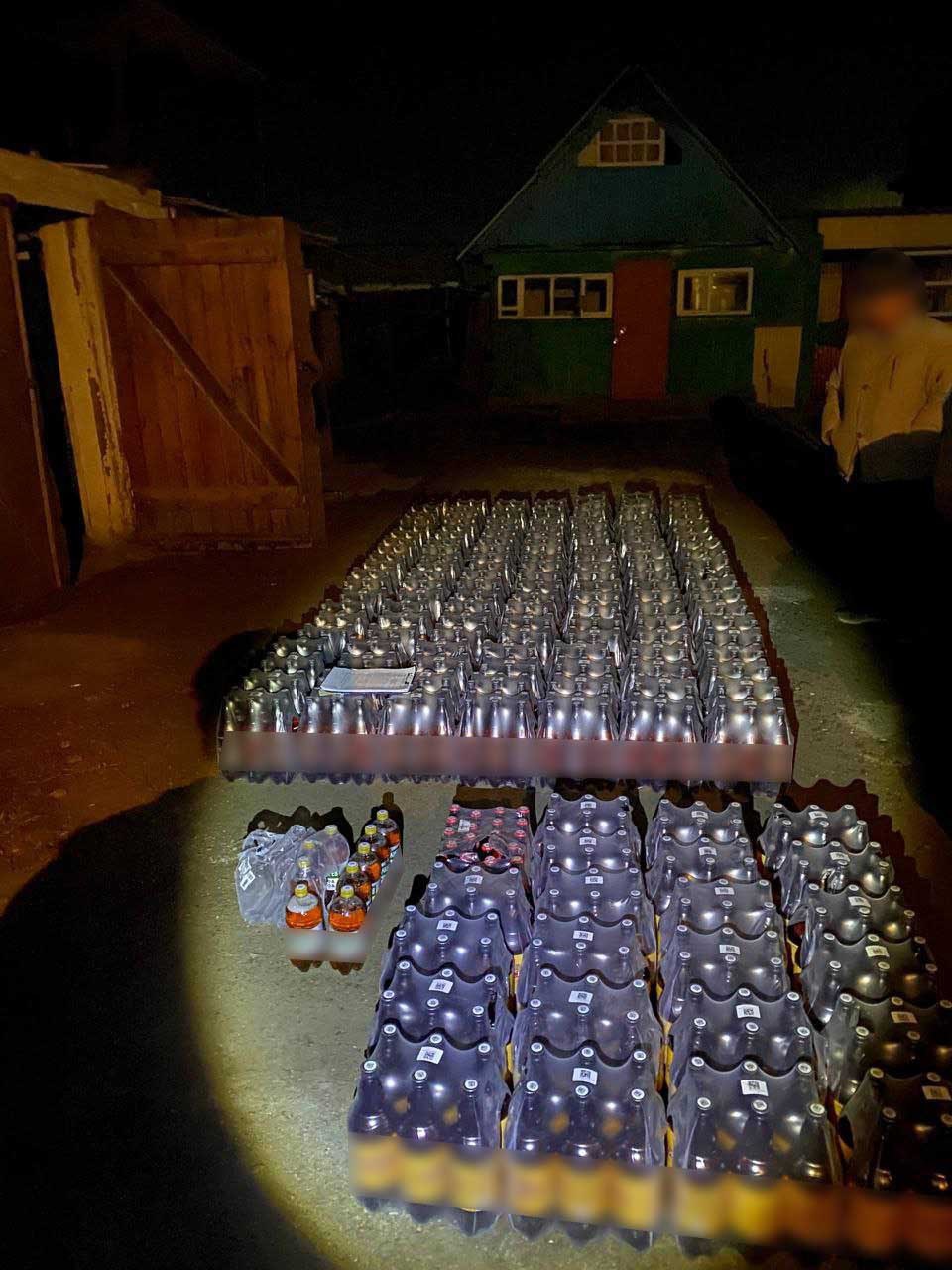 Житель Сут-Хольского района обвинён в повторной продаже алкоголя, полиция изъяла 1,5 тонны спиртного Житель Сут-Хольского района обвинён в повторной продаже алкоголя, полиция изъяла 1,5 тонны спиртного