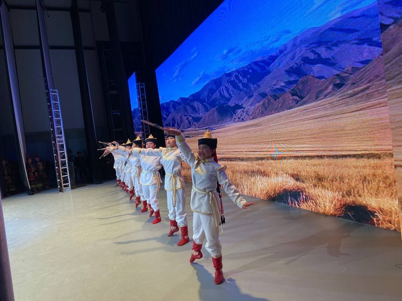 Ансамбль «Эзир-Кара» с триумфом выступил на международном фестивале в Ханты-Мансийске Ансамбль «Эзир-Кара» с триумфом выступил на международном фестивале в Ханты-Мансийске