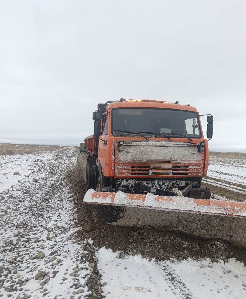 Службы дорожного хозяйства республики внимательно следят за состоянием дорог, оперативно проводят очистку покрытия и обработку его противогололедными составами при необходимости Службы дорожного хозяйства республики внимательно следят за состоянием дорог, оперативно проводят очистку покрытия и обработку его противогололедными составами при необходимости