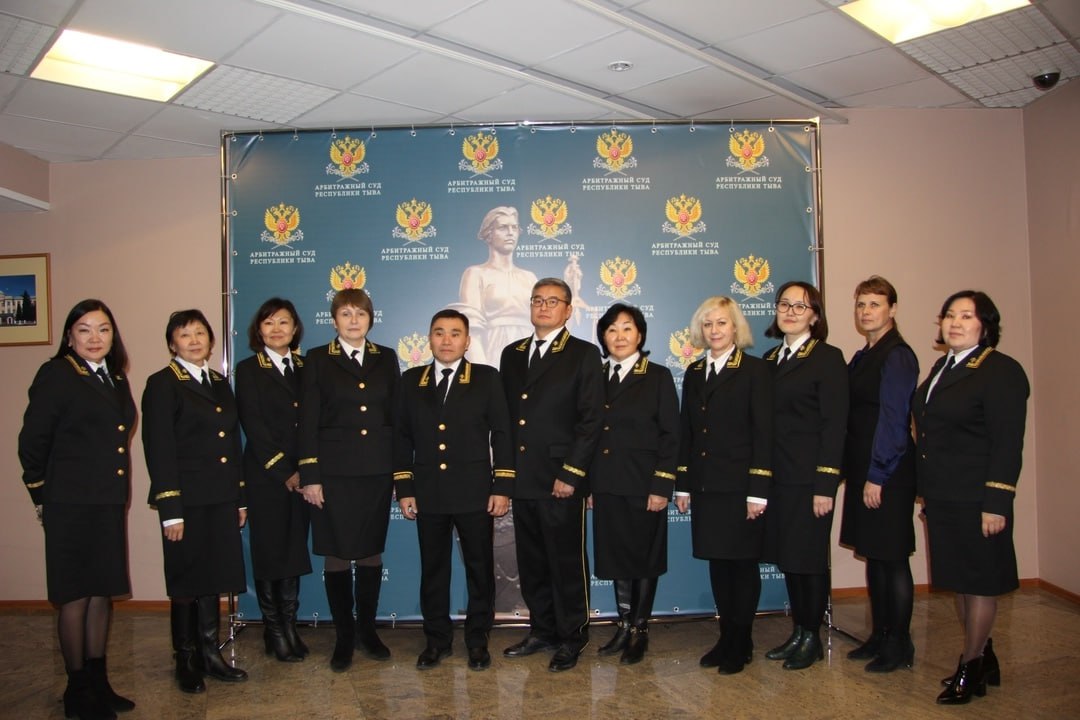 Владислав Ховалыг поздравил работников и ветеранов судебной системы с профессиональным праздником