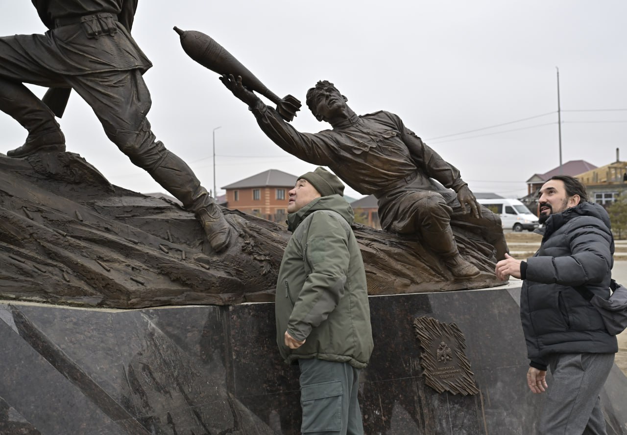 Глава Тувы проверил ход подготовки к открытию в Кызыле памятников братьям Шумовым и участникам специальной военной операции Глава Тувы проверил ход подготовки к открытию в Кызыле памятников братьям Шумовым и участникам специальной военной операции