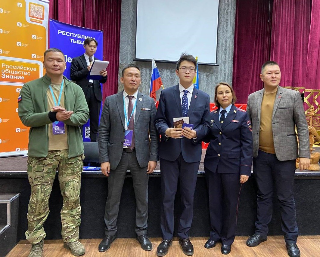 В честь Дня народного единства состоялась церемония вручения первых паспортов юным гражданам Российской Федерации, достигшим 14-летнего возраста В честь Дня народного единства состоялась церемония вручения первых паспортов юным гражданам Российской Федерации, достигшим 14-летнего возраста