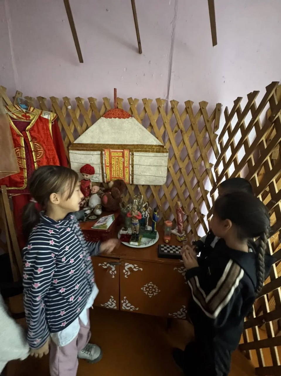 Музеи образовательных организаций Тувы отмечены на Всероссийском конкурсе «Знать, чтобы помнить», организованном партией «Единая Россия» Музеи образовательных организаций Тувы отмечены на Всероссийском конкурсе «Знать, чтобы помнить», организованном партией «Единая Россия»