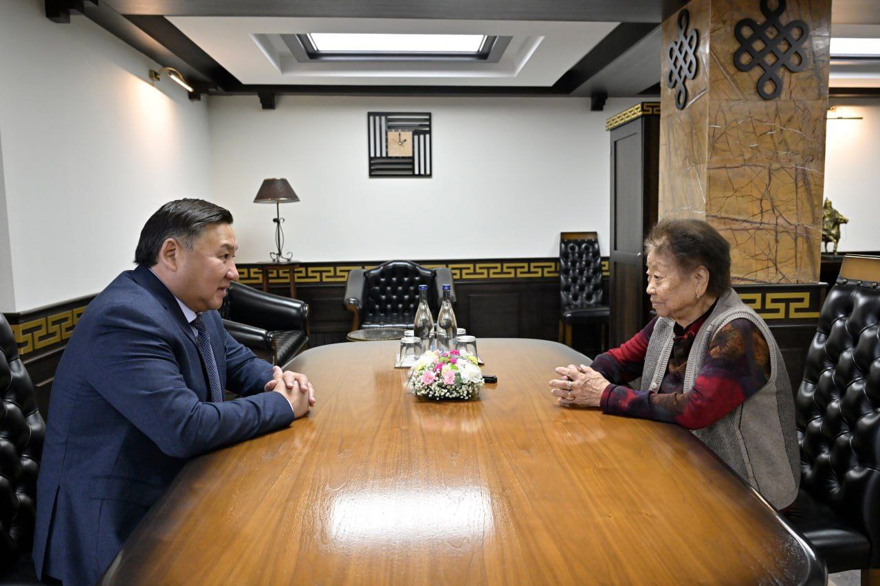 Глава Тувы Владислав Ховалыг встретился с ветераном сельского хозяйства Ошку-Саар Ооржак Глава Тувы Владислав Ховалыг встретился с ветераном сельского хозяйства Ошку-Саар Ооржак