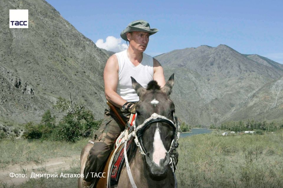 #архив_ТАСС_Сибирь. Владимир Путин во время конной прогулки в районе отрогов западных Саян