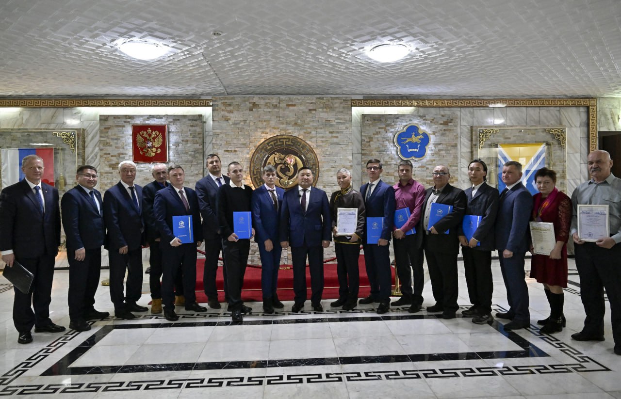 Лучших энергетиков Тувы наградили в честь 100-летия тувинской энергетики Лучших энергетиков Тувы наградили в честь 100-летия тувинской энергетики