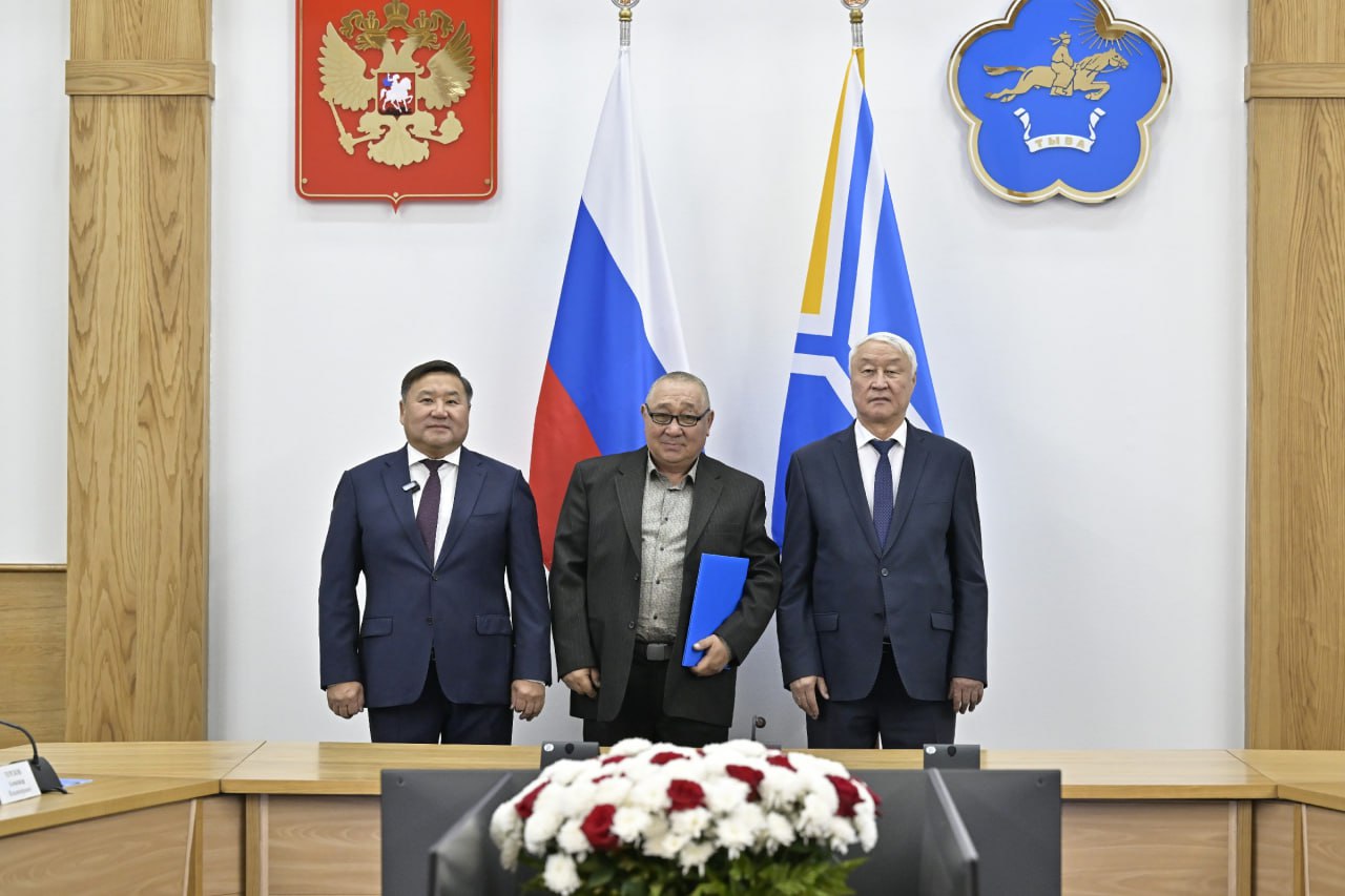 Лучших энергетиков Тувы наградили в честь 100-летия тувинской энергетики Лучших энергетиков Тувы наградили в честь 100-летия тувинской энергетики