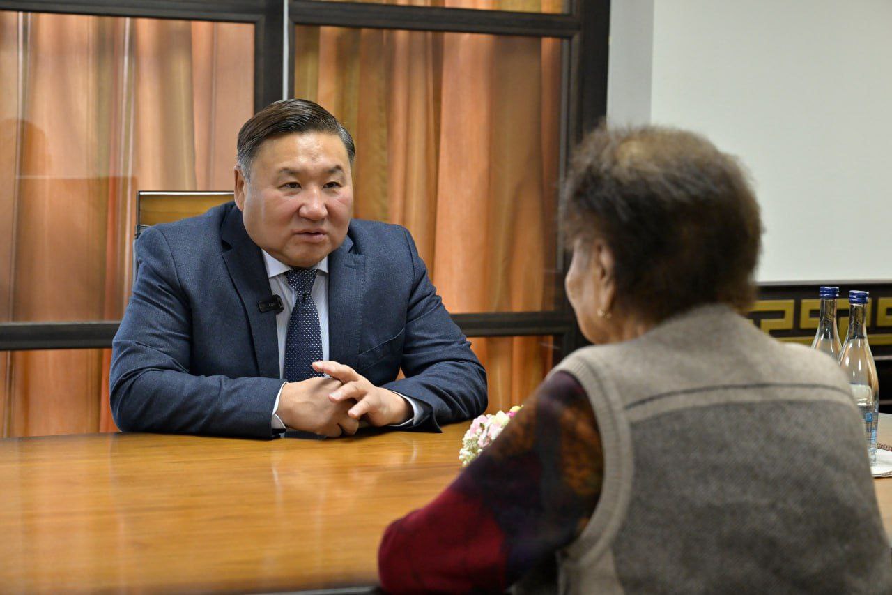 Глава Тувы Владислав Ховалыг встретился с ветераном сельского хозяйства Ошку-Саар Ооржак Глава Тувы Владислав Ховалыг встретился с ветераном сельского хозяйства Ошку-Саар Ооржак