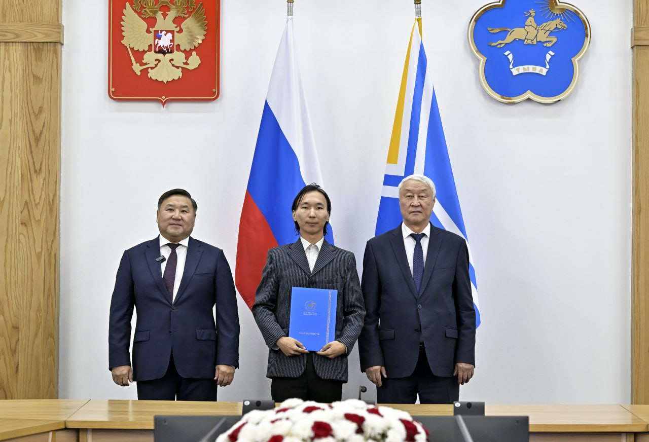 Лучших энергетиков Тувы наградили в честь 100-летия тувинской энергетики Лучших энергетиков Тувы наградили в честь 100-летия тувинской энергетики