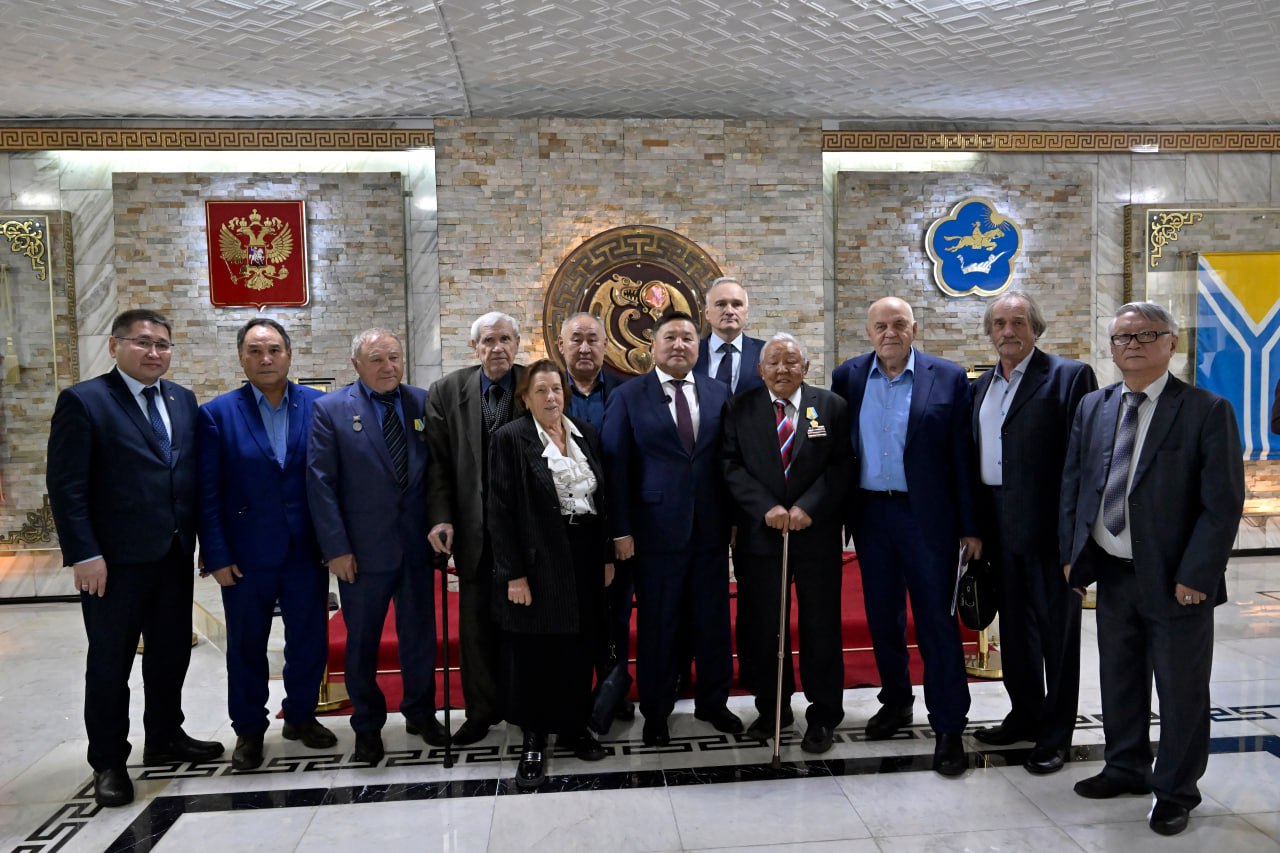 Лучших энергетиков Тувы наградили в честь 100-летия тувинской энергетики Лучших энергетиков Тувы наградили в честь 100-летия тувинской энергетики