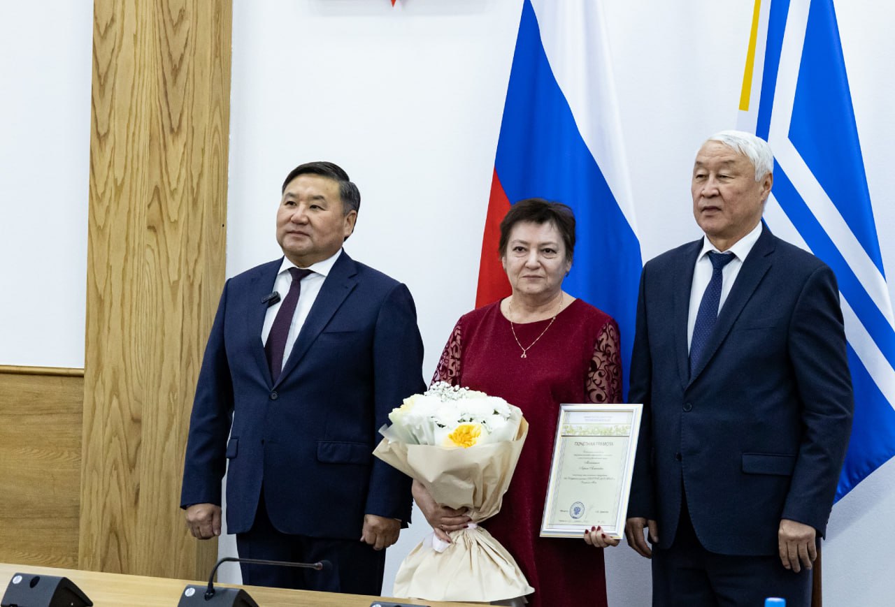 Лучших энергетиков Тувы наградили в честь 100-летия тувинской энергетики Лучших энергетиков Тувы наградили в честь 100-летия тувинской энергетики