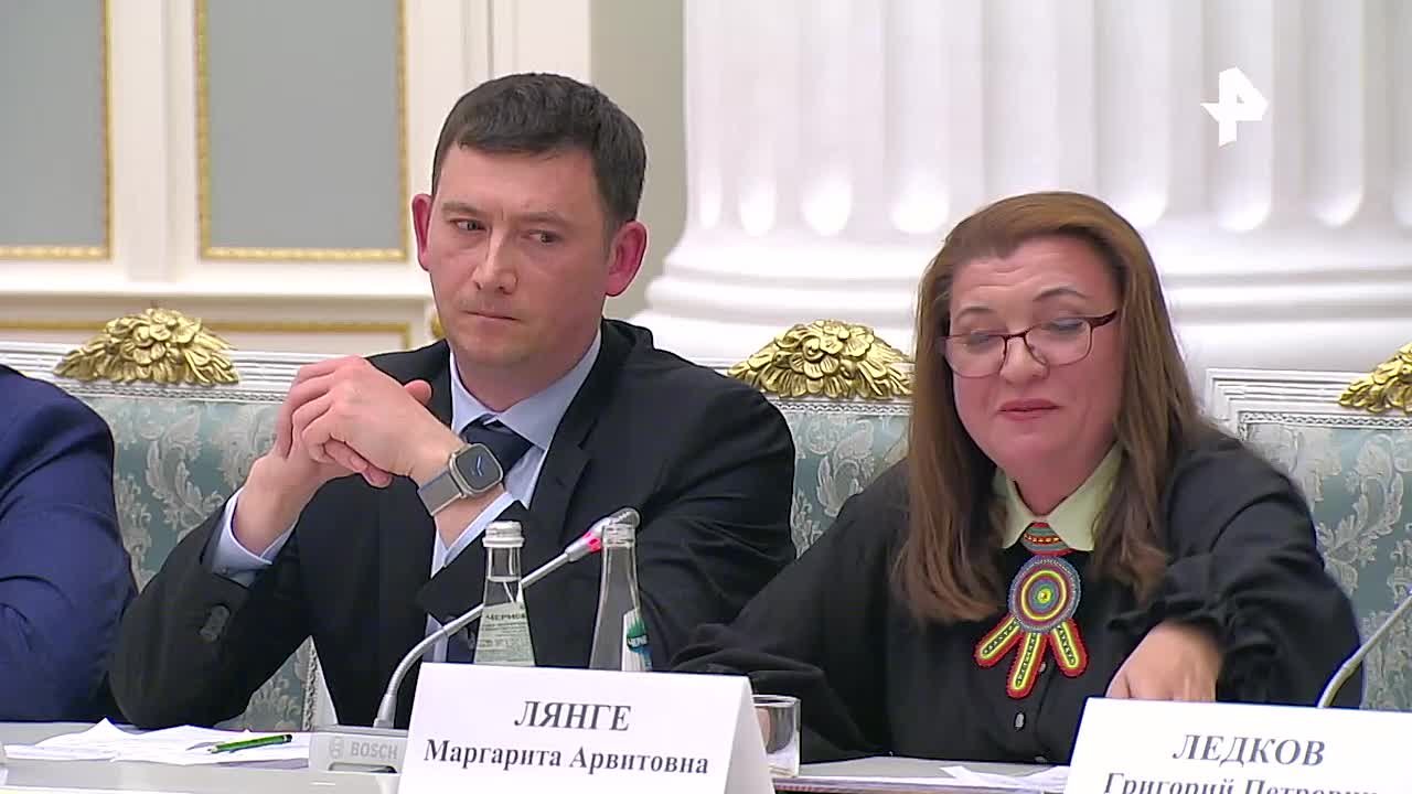 Владимиру Путину подарили виниловую пластинку с калмыцким электропанком на заседании Совета по межнациональным отношениям