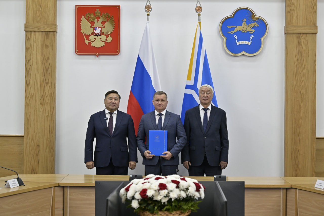 Лучших энергетиков Тувы наградили в честь 100-летия тувинской энергетики Лучших энергетиков Тувы наградили в честь 100-летия тувинской энергетики