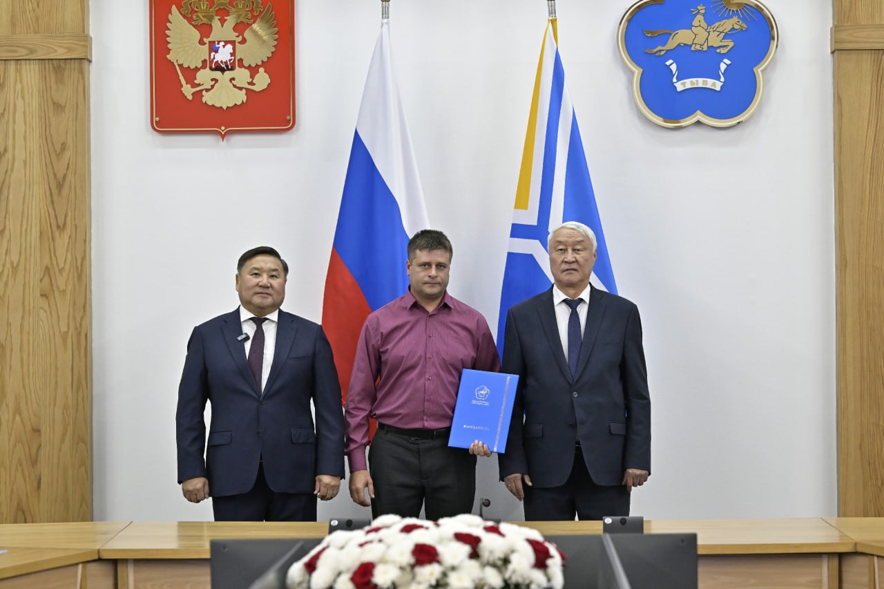 Лучших энергетиков Тувы наградили в честь 100-летия тувинской энергетики Лучших энергетиков Тувы наградили в честь 100-летия тувинской энергетики