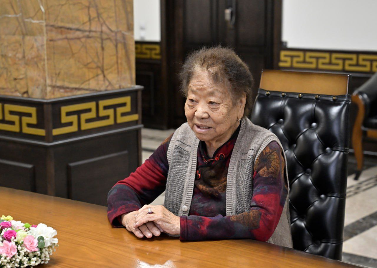 Глава Тувы Владислав Ховалыг встретился с ветераном сельского хозяйства Ошку-Саар Ооржак