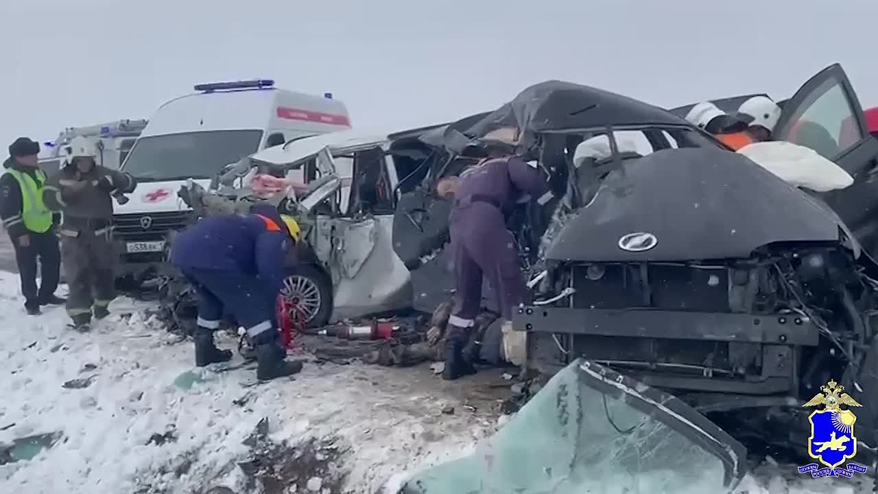 Пять человек погибли, ещё пятеро пострадали после ДТП в Туве, где иномарка лоб в лоб столкнулась с минивэном