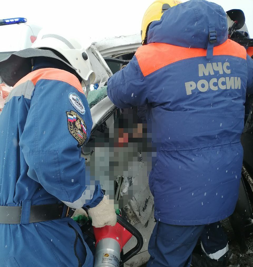 Спасатели Тувинского поисково-спасательного отряда МЧС России реагировали на дорожно-транспортное происшествие на федеральной автодороге Р-257 в районе этнокультурного комплекса «Алдын-Булак»