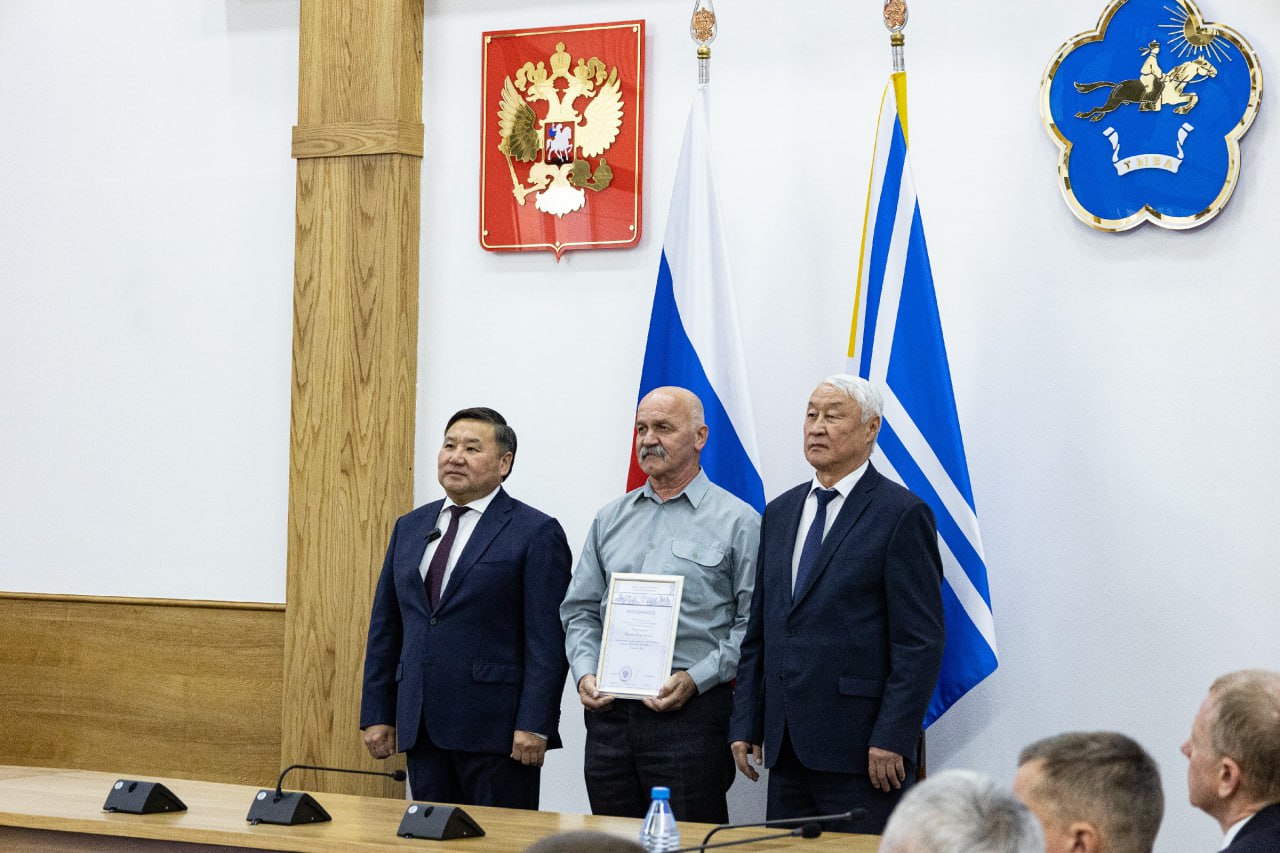 Лучших энергетиков Тувы наградили в честь 100-летия тувинской энергетики Лучших энергетиков Тувы наградили в честь 100-летия тувинской энергетики