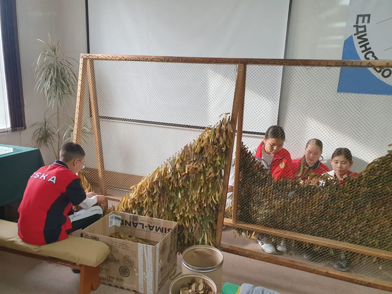 Обучающиеся спортивной школы «ЦСКА-Тыва» сплели маскировочные сети для зоны СВО Обучающиеся спортивной школы «ЦСКА-Тыва» сплели маскировочные сети для зоны СВО