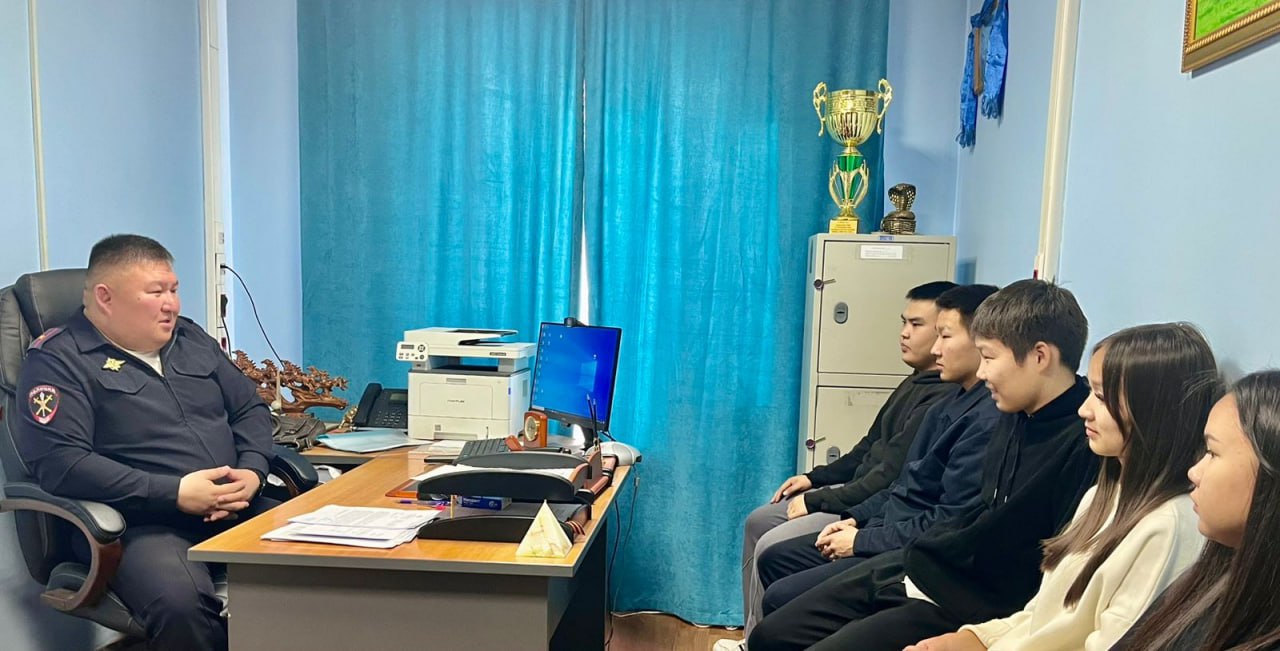 Накануне Дня памяти сотрудников органов внутренних дел Российской Федерации, погибших при исполнении служебного долга, школьники посетили Госавтоинспекцию и Межмуниципальный отдел МВД России «Дзун-Хемчикский» Накануне Дня памяти сотрудников органов внутренних дел Российской Федерации, погибших при исполнении служебного долга, школьники посетили Госавтоинспекцию и Межмуниципальный отдел МВД России «Дзун-Хемчикский»
