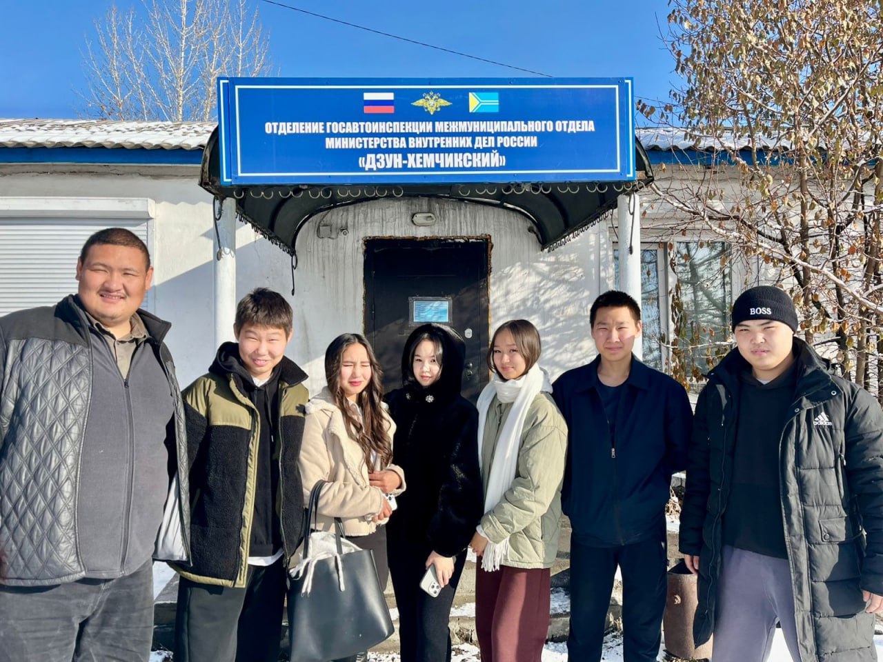 Накануне Дня памяти сотрудников органов внутренних дел Российской Федерации, погибших при исполнении служебного долга, школьники посетили Госавтоинспекцию и Межмуниципальный отдел МВД России «Дзун-Хемчикский» Накануне Дня памяти сотрудников органов внутренних дел Российской Федерации, погибших при исполнении служебного долга, школьники посетили Госавтоинспекцию и Межмуниципальный отдел МВД России «Дзун-Хемчикский»