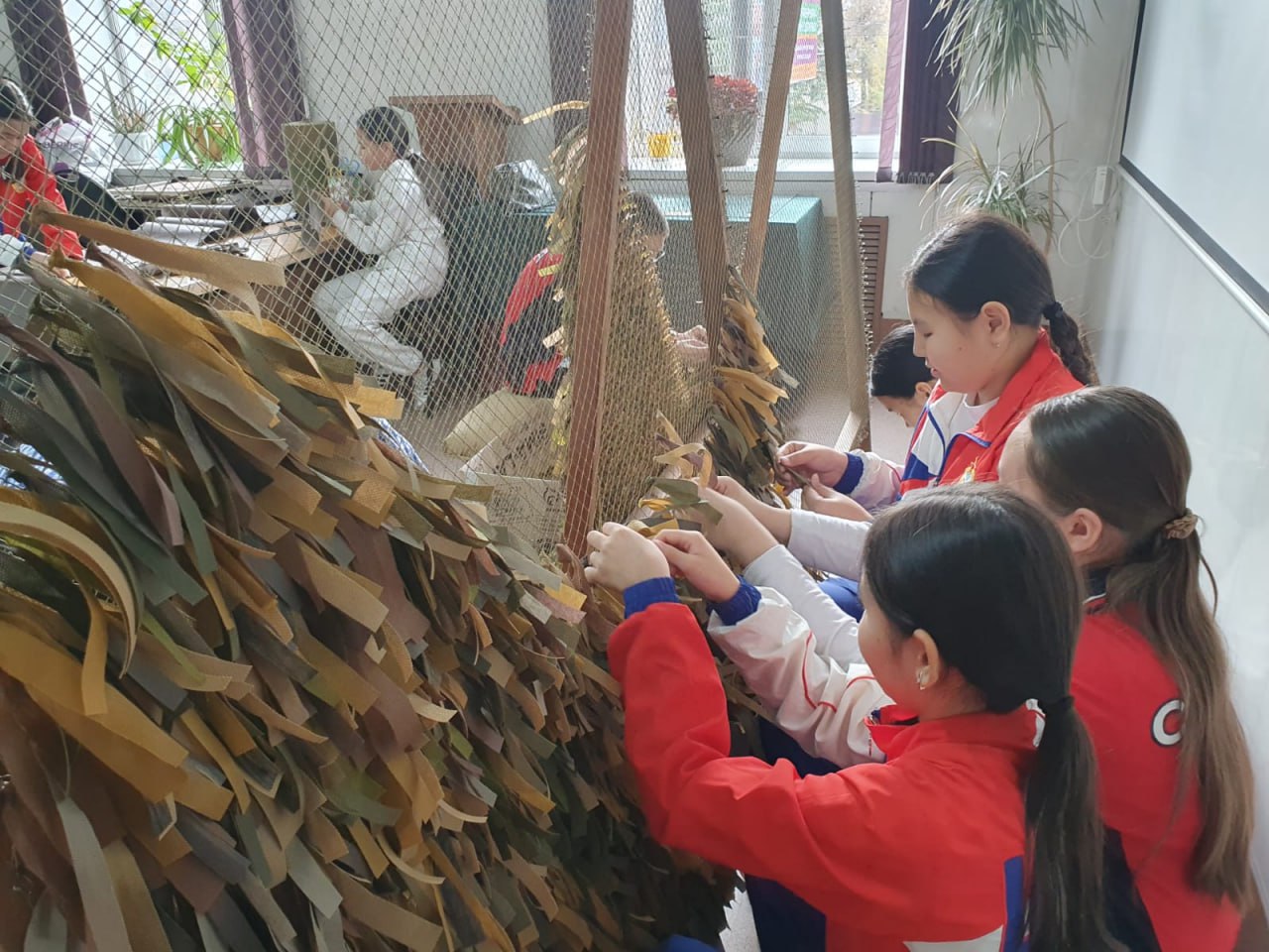 Обучающиеся спортивной школы «ЦСКА-Тыва» сплели маскировочные сети для зоны СВО Обучающиеся спортивной школы «ЦСКА-Тыва» сплели маскировочные сети для зоны СВО